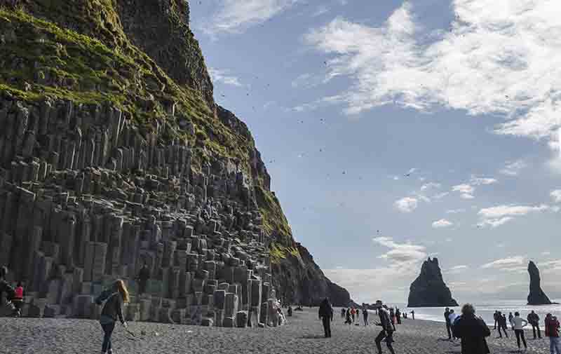 Islandia 139 - reserva natural de Dyrholaey - playa de Reynisfjara y acantilados de Halsanefshellir.jpg